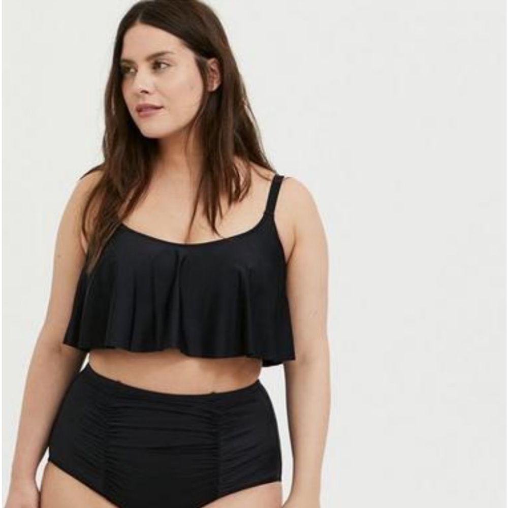 black flounce bikini top. 🖤